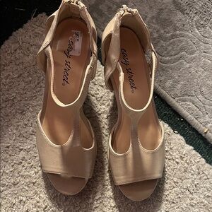 Easy Street Women's Beige Heels 6.5